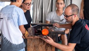 סדנת ניפוח זכוכית וצילום מוצר ב-Speculo